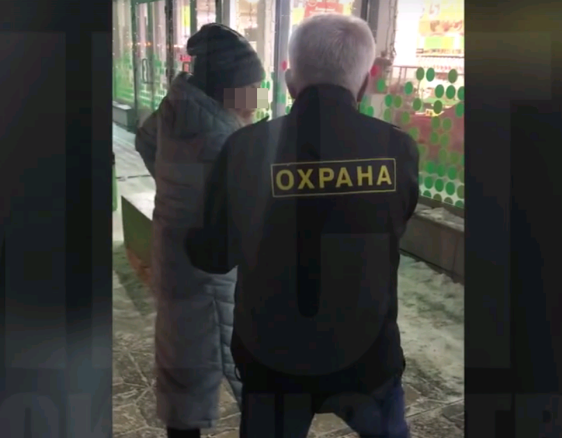В Кирове очевидцы сняли, как охранник отобрал у женщины украденный Martini