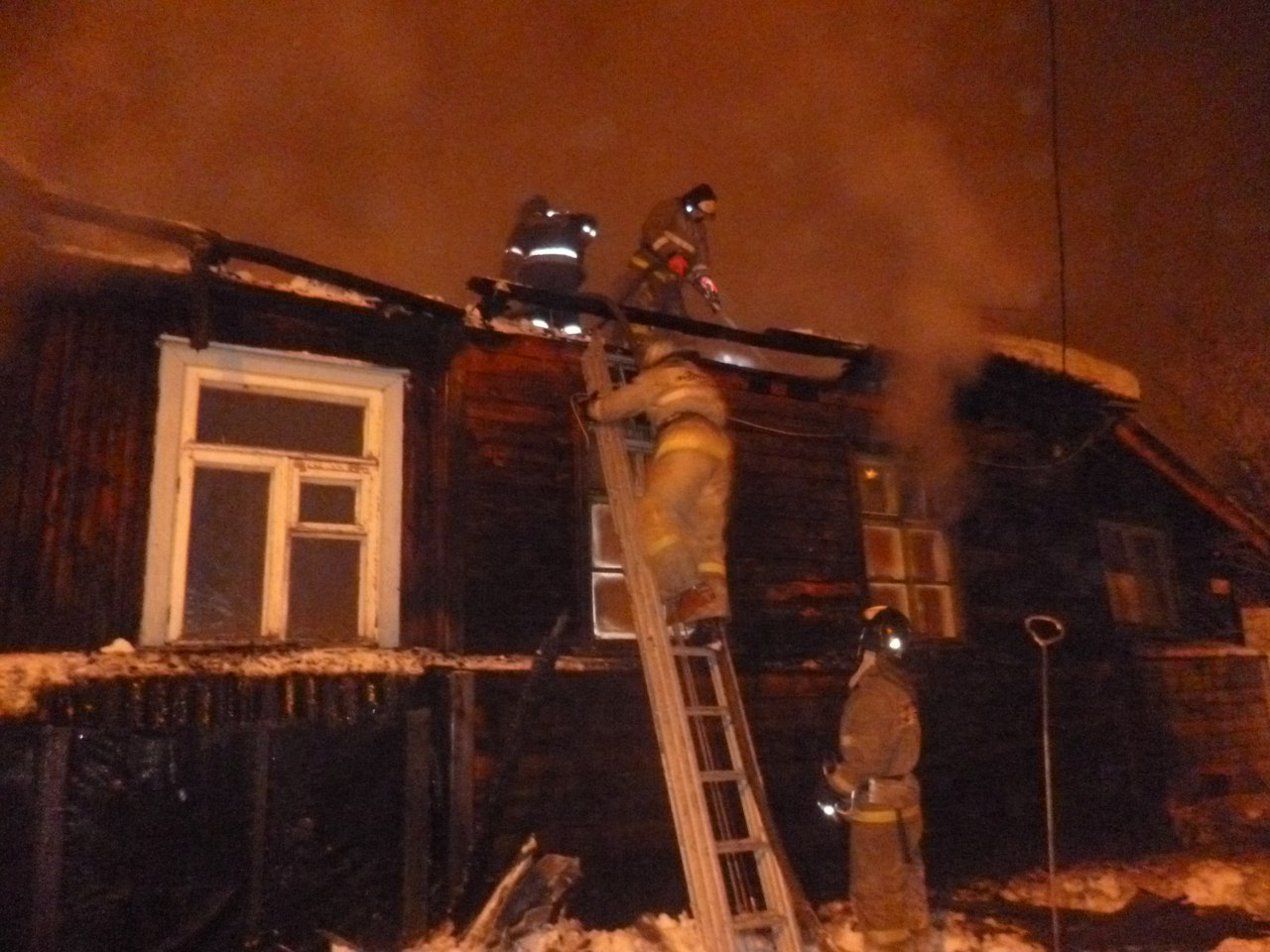 Ночью 48 спасателей тушили дом в Кирове: в огне погибли два человека