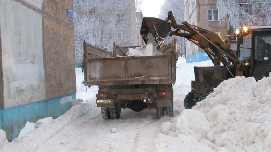Дорожникам приказали вывозить больше снега из-за ухудшения погоды в Кирове
