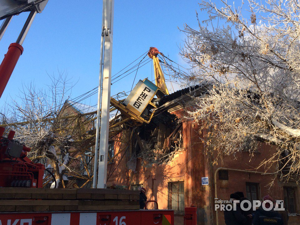 Появились первые фотографии с места падения крана на жилой дом в Кирове