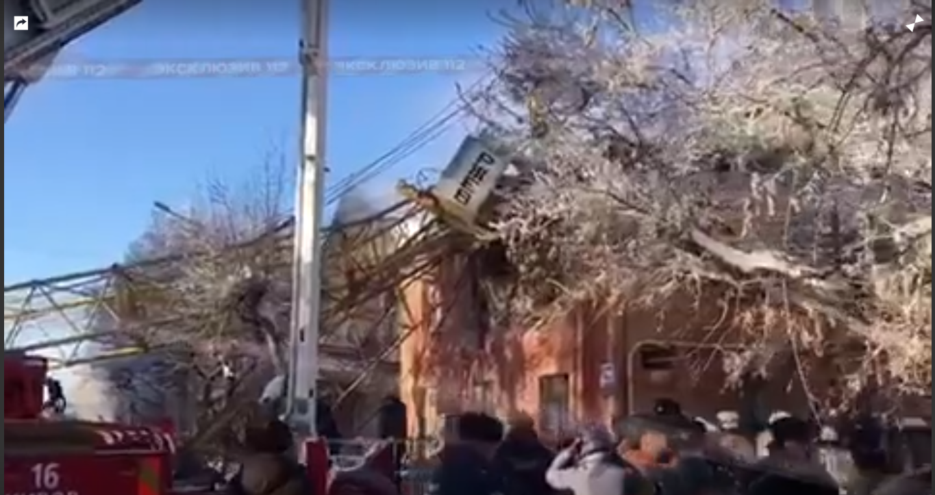 Появилось видео с места падения башенного крана в Кирове