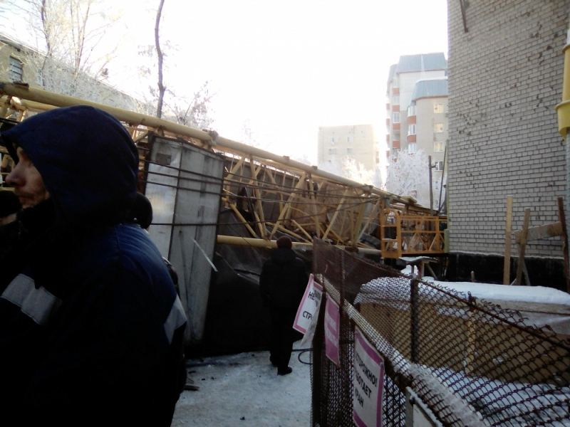 Следователи рассказали о гибели машиниста крана, упавшего на дом в Кирове