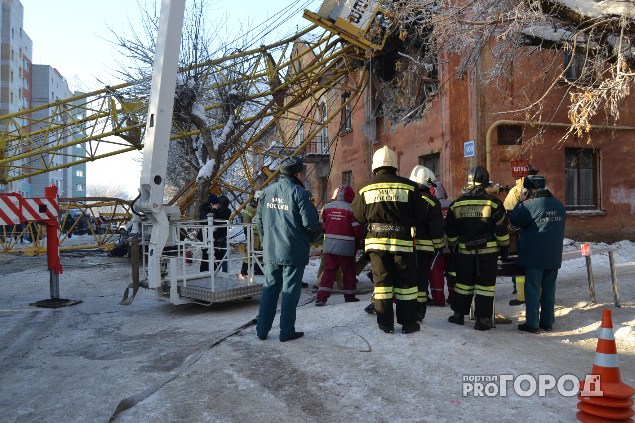 Спасатели до последнего надеялись, что машинист останется жить: репортаж с места падения крана в Кирове