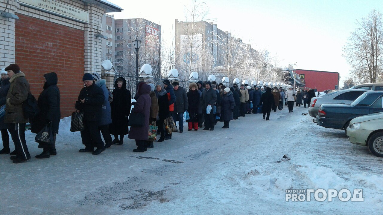 Фото: за освященной водой в Кирове выстроились очереди