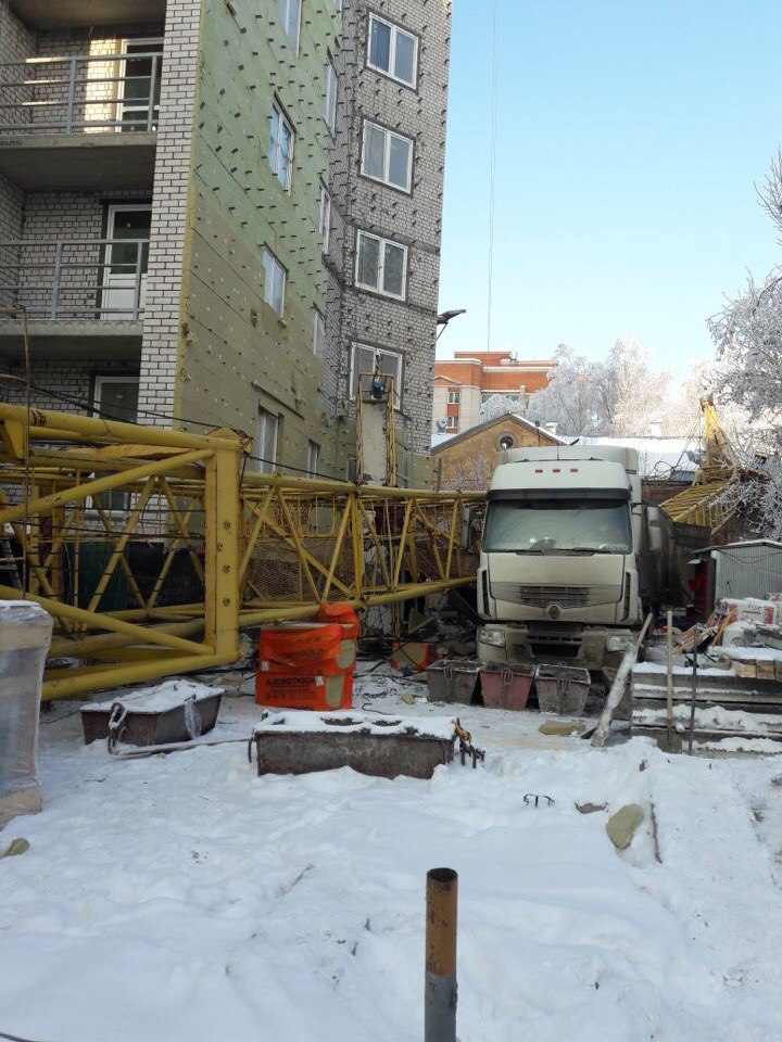 Возбуждено дело о нарушении норм безопасности после падения крана в Кирове