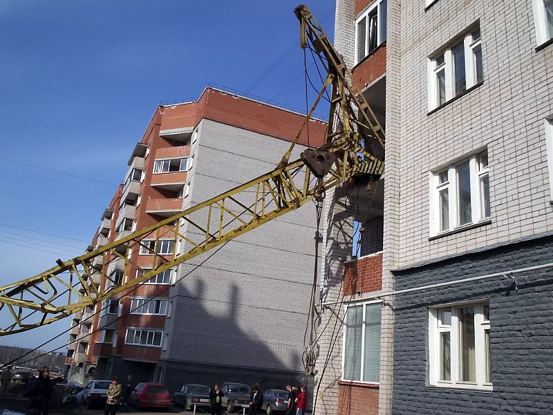 Фото к статье: 3 громких случая, когда в Кирове башенные краны падали на дома