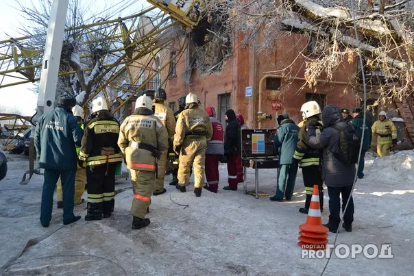 Фото к статье: В 5 домах восстановлены коммуникации после падения крана в Кирове