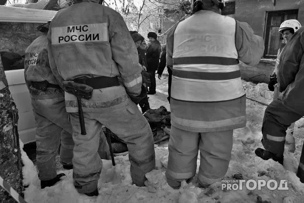 Фото к статье: В Кирове упал кран: семье погибшего машиниста окажут материальную помощь