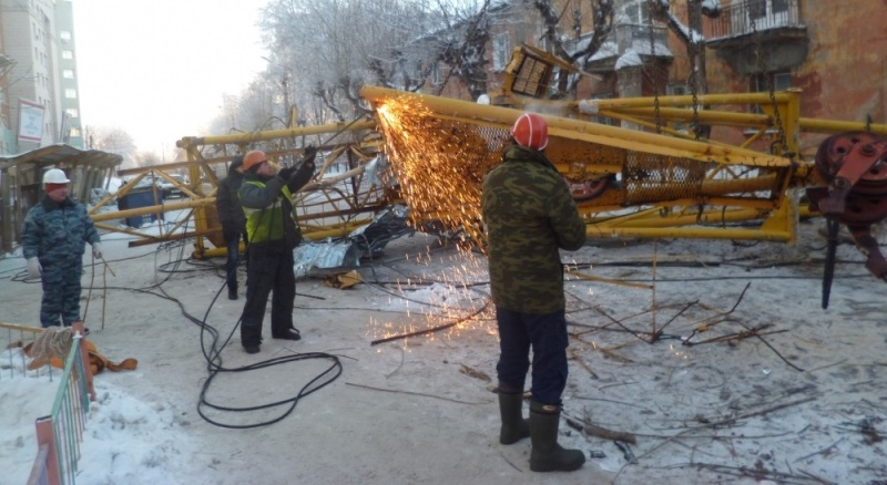 Завершено обследование дома, на который упал кран в Кирове