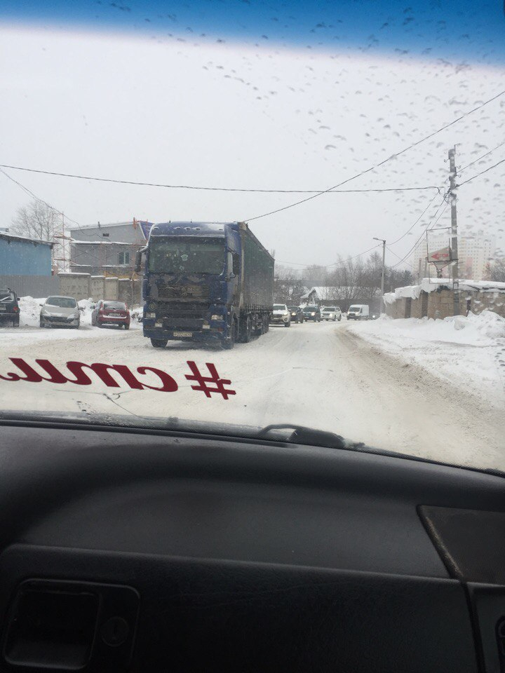 В Кирове из-за снегопада буксуют фуры: движение в городе затруднено
