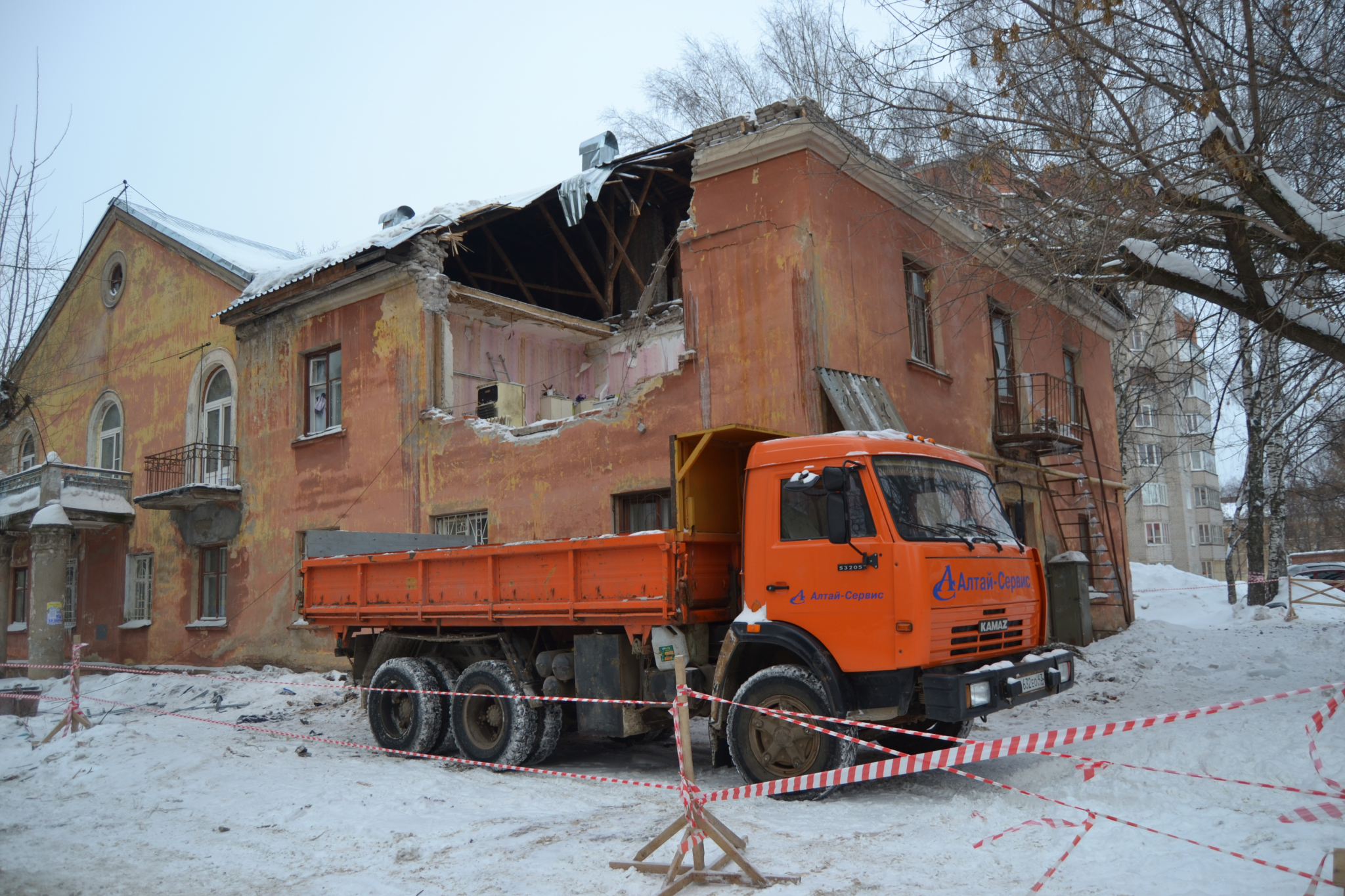 Фоторепортаж: как живут кировчане в разрушенном краном доме на МОПРа