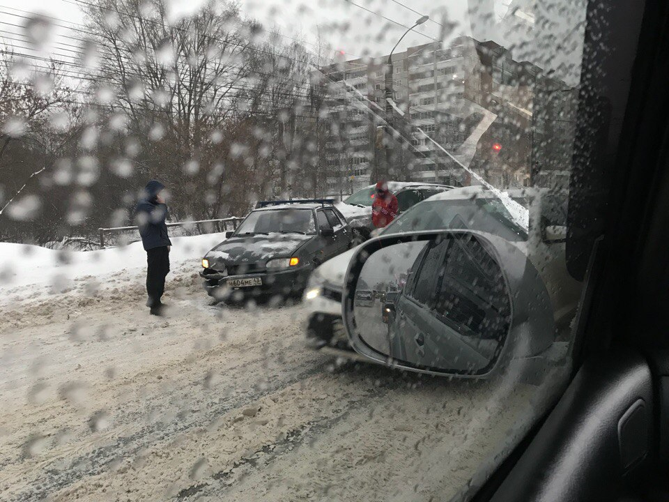 Снегопад в Кирове: за полдня произошло почти 40 аварий