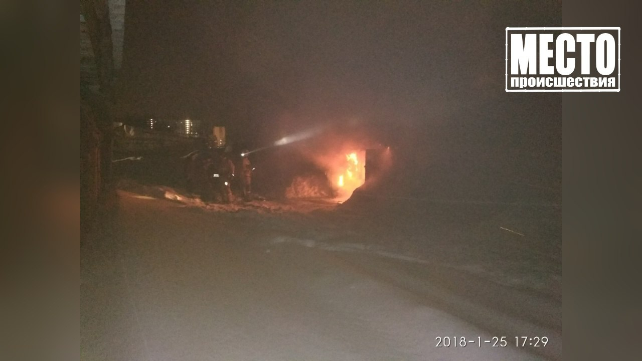 В Кирове горели пять гаражей: на место ЧП выезжали шесть пожарных расчетов