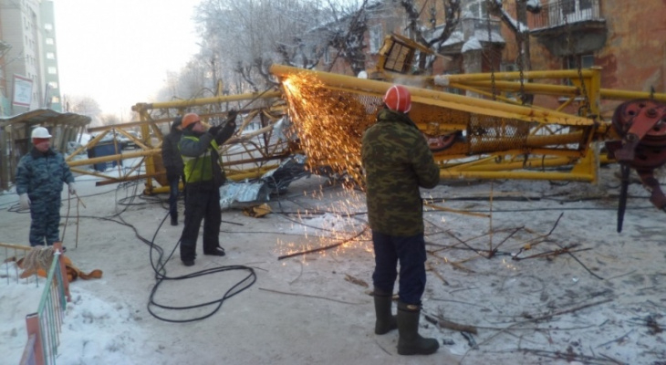 Власти Кирова провели собрание с жильцами дома, на который упал кран