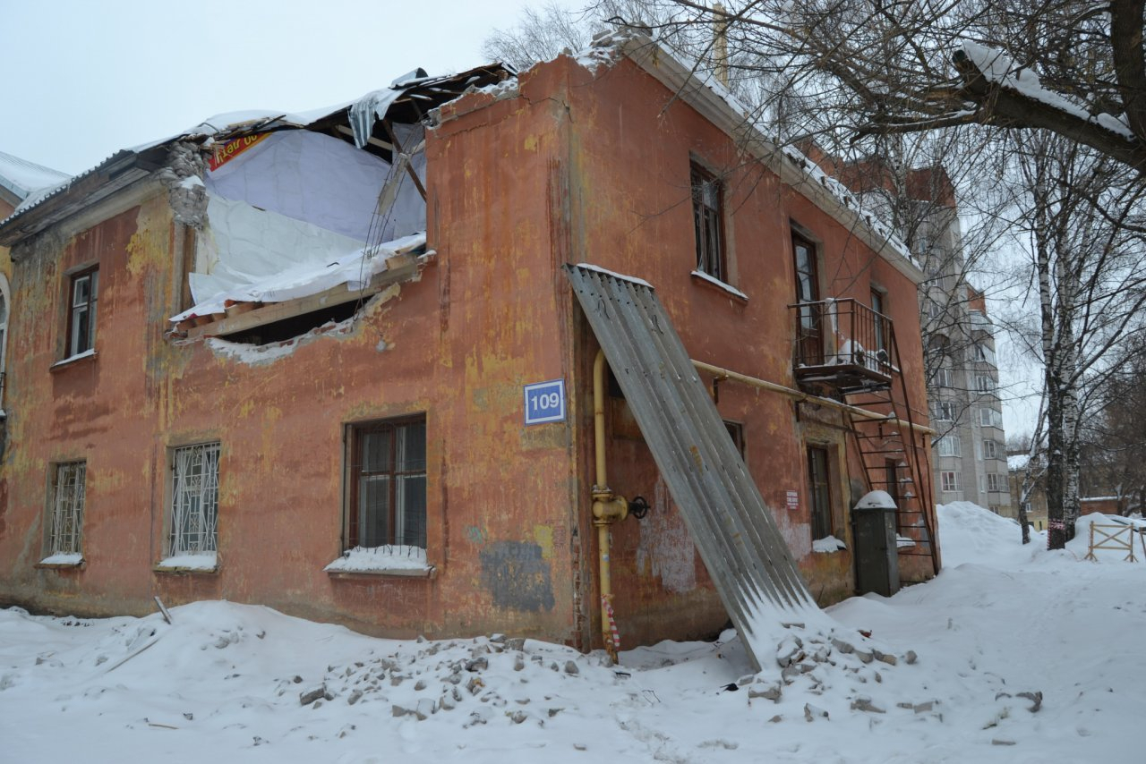 В Кирове начали устанавливать временную кровлю на разрушенный краном дом