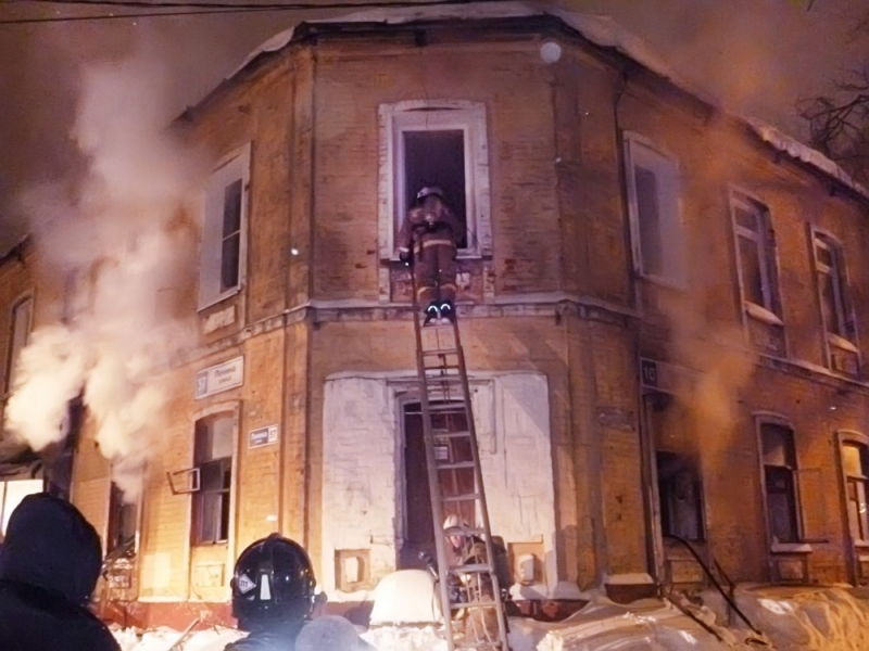 Спасатели на руках выносили пострадавших из горящего дома на улице Ленина
