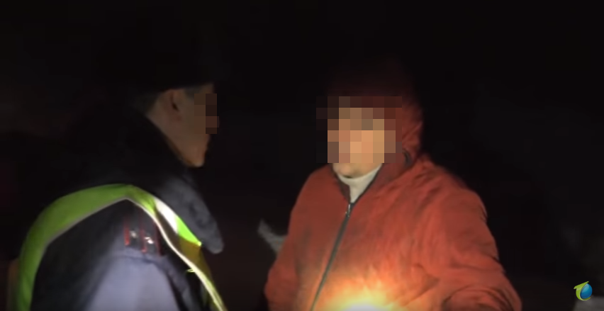 В Кирове супруг пьяной женщины-водителя сломал камеру корреспондента