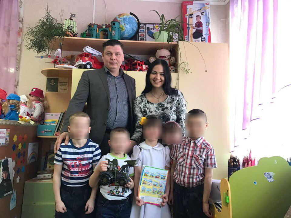 В Кирове представители партии приехали в детский дом с экстрасенсом