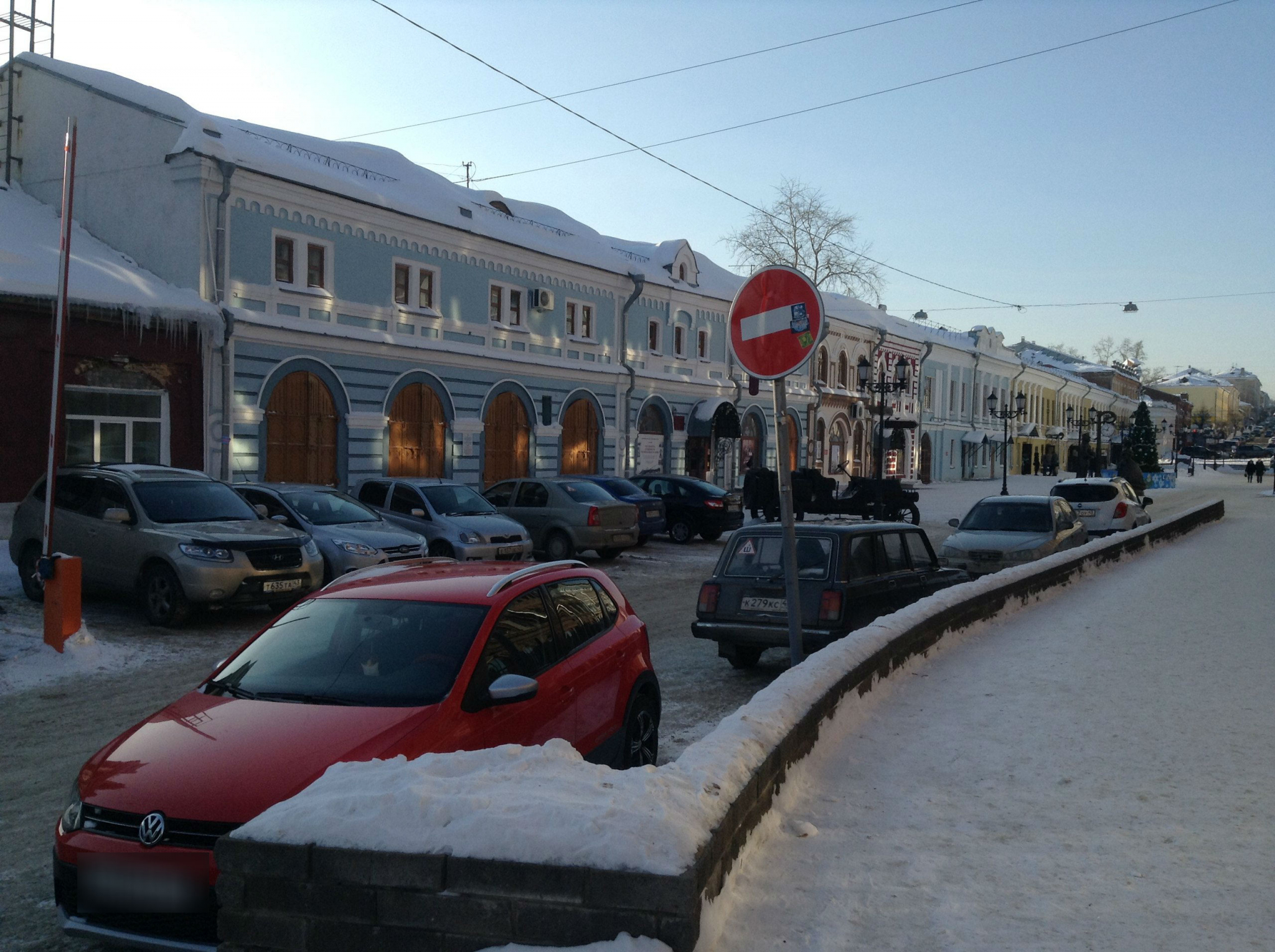 На пешеходной улице Спасской водители паркуют автомобили