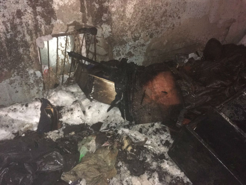 Спасатели вынесли пострадавшего из горящей квартиры на Октябрьском проспекте