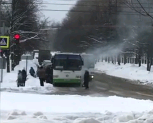 На Октябрьском проспекте задымился рейсовый автобус: пассажиров эвакуировали