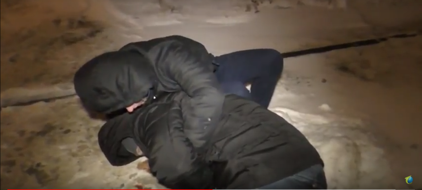 В Кирове два парня уснули в обнимку на ж/д переезде