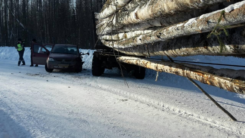 В Кировской области иномарка влетела в лесовоз: пострадал один человек