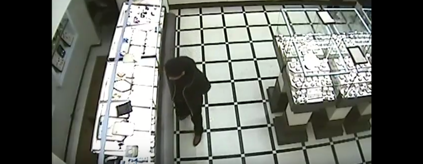 В Кирове мужчина украл у посетительницы ювелирного магазина кольцо
