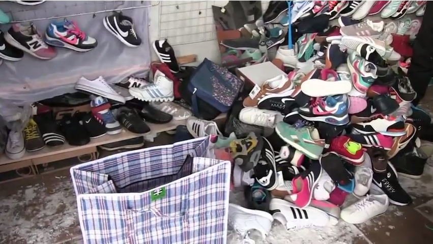 На кировском рынке конфисковали 130 пар обуви