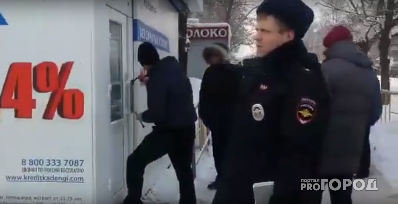 Видео: на улице Некрасова неизвестный с ножом напал на центр микрозаймов