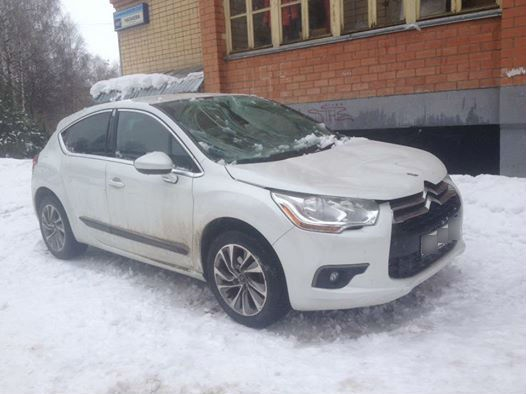 В Кирове управляющую компанию оштрафовали после падения снега на авто