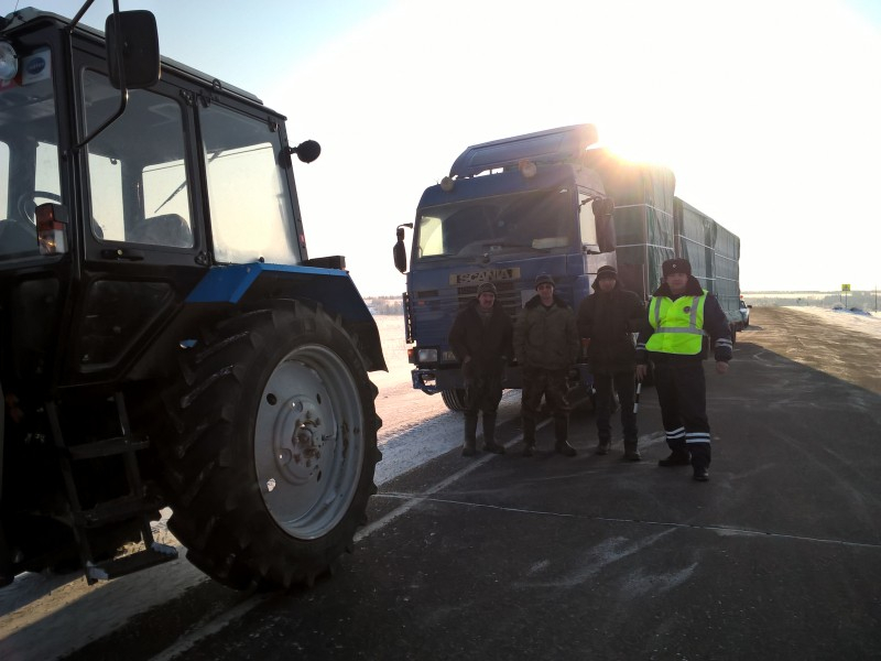 Полицейские спасли водителя фуры, застрявшей на кировской трассе в глуши
