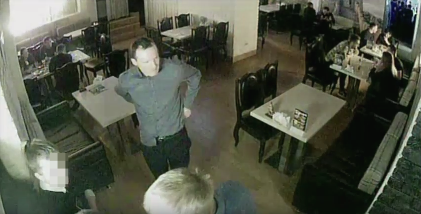 Появилась запись, как неизвестный в Кирове ударил посетителя кафе