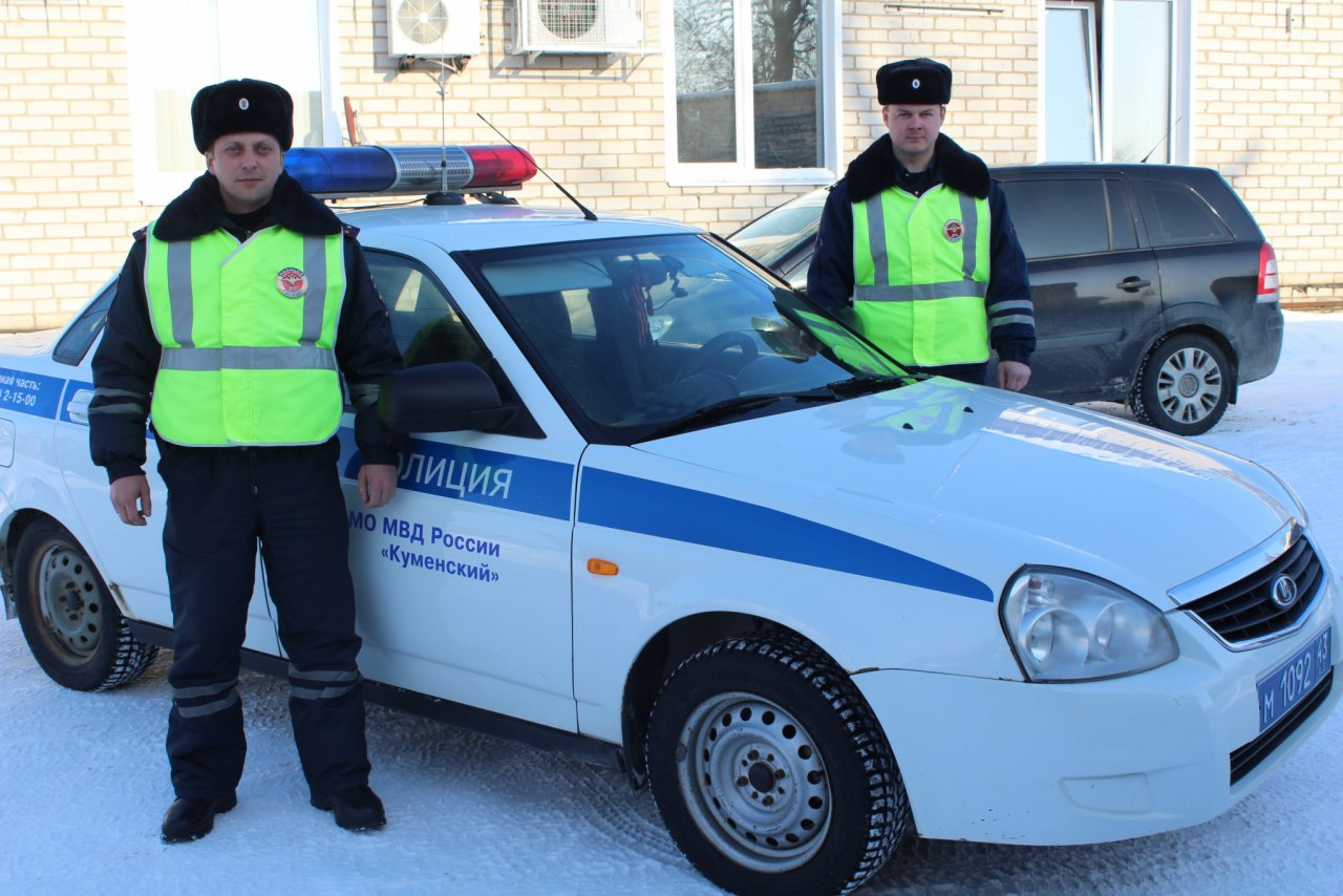 На трассе в Кировской области в -25 инспекторы ДПС спасли женщину и двоих детей