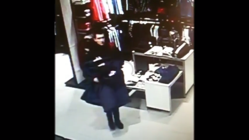 На видео попал момент, как парень ворует куртку в кировском ТЦ