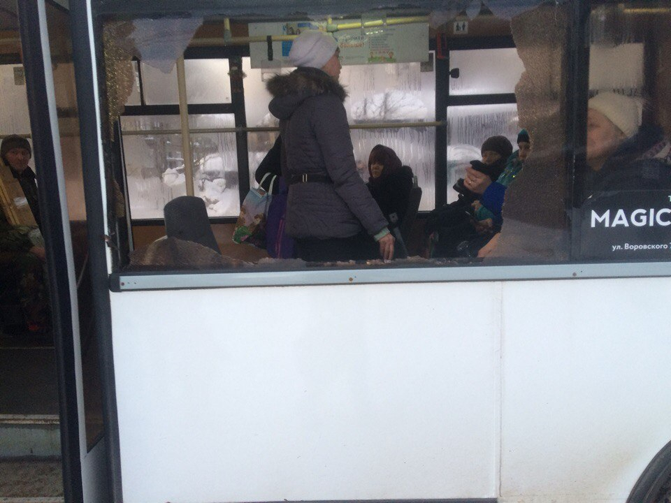 В Кирове неизвестные камнем разбили окно в автобусе с пассажирами