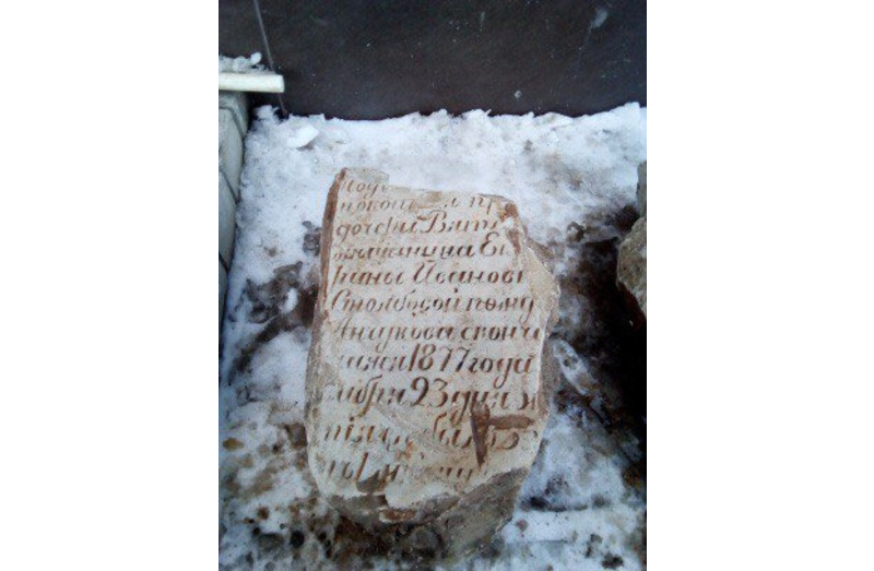 Известно, что стало с найденными в Кировской области старинными надгробиями