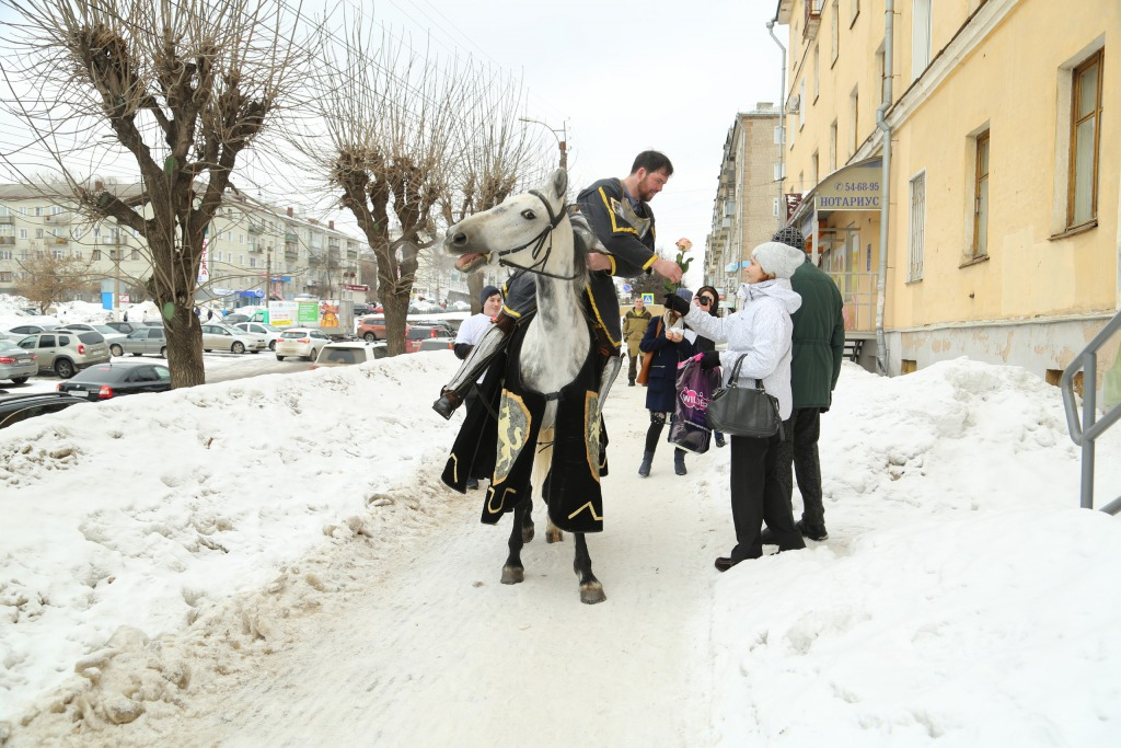 Прямая трансляция: в Кирове рыцарь на коне дарит девушкам цветы