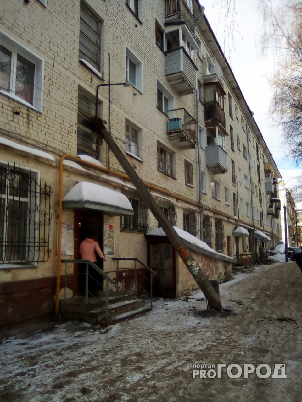 В Кирове фонарный столб упал на жилой дом