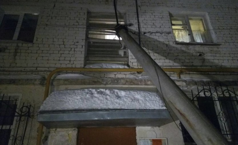 В Кирове разыскивают водителя, который снес столб и оставил двор без света