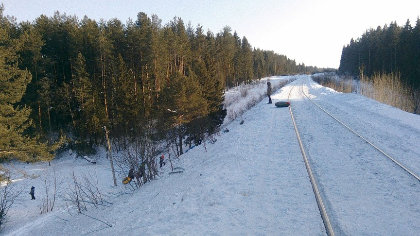 В Кировской области машинист остановил поезд из-за катавшихся на ватрушках детей