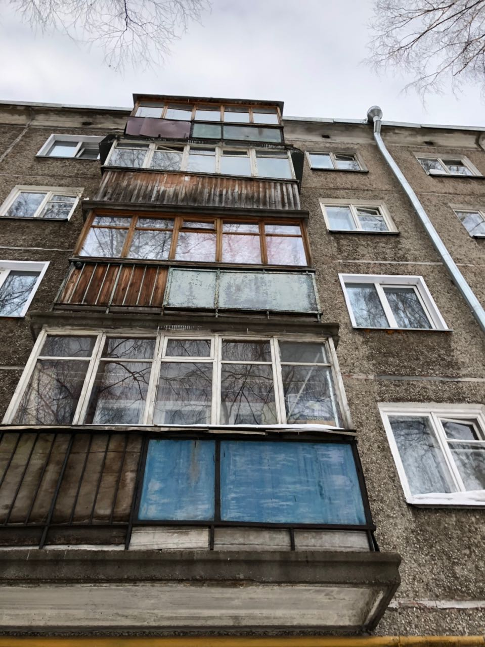 В Кирове на ребенка с крыши упала снежная глыба: следователи начали проверку