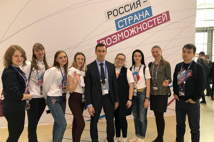 Дмитрий Курдюмов рассказал о развитии волонтерского движения в области