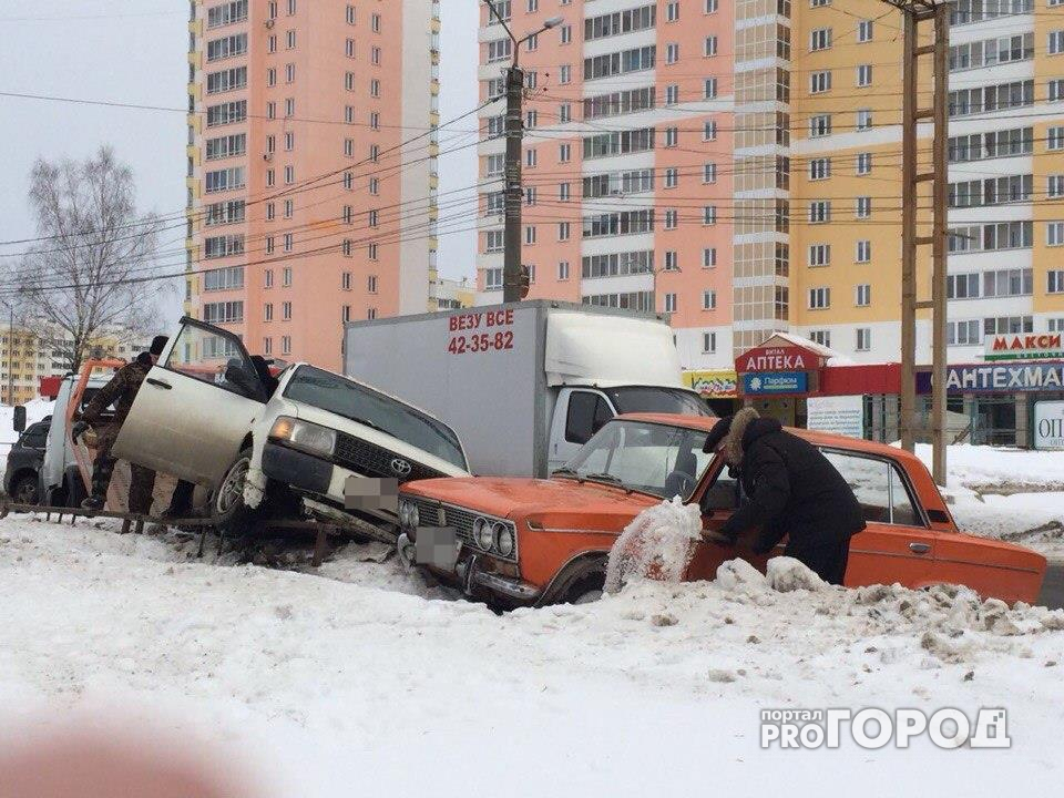 На улице Ленина столкнулись "тройка" и Toyota: машины вылетели в сугроб