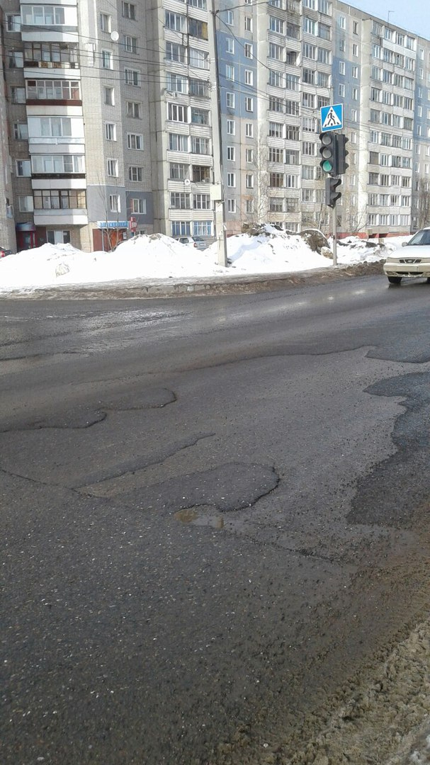 На Московской в Кирове вместе со снегом сошел новый асфальт