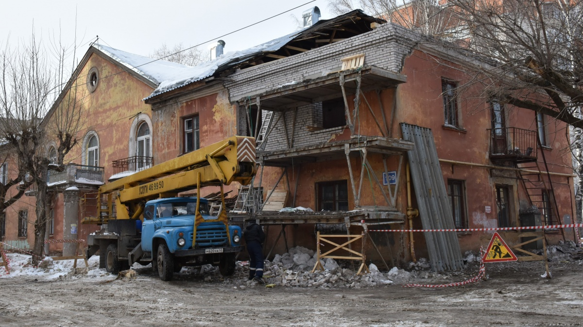 В Кирове начали восстанавливать разрушенный башенным краном дом