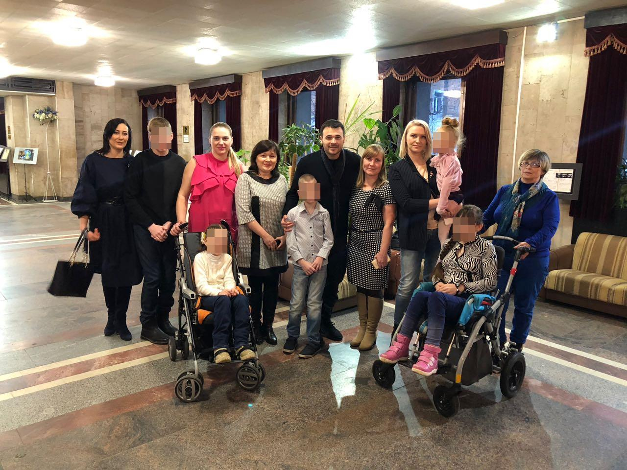 В Кирове певец Эмин перед концертом встретился с детьми с ограниченными возможностями