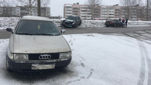 В Слободском Nissan врезался в Rover, который буксировала Audi
