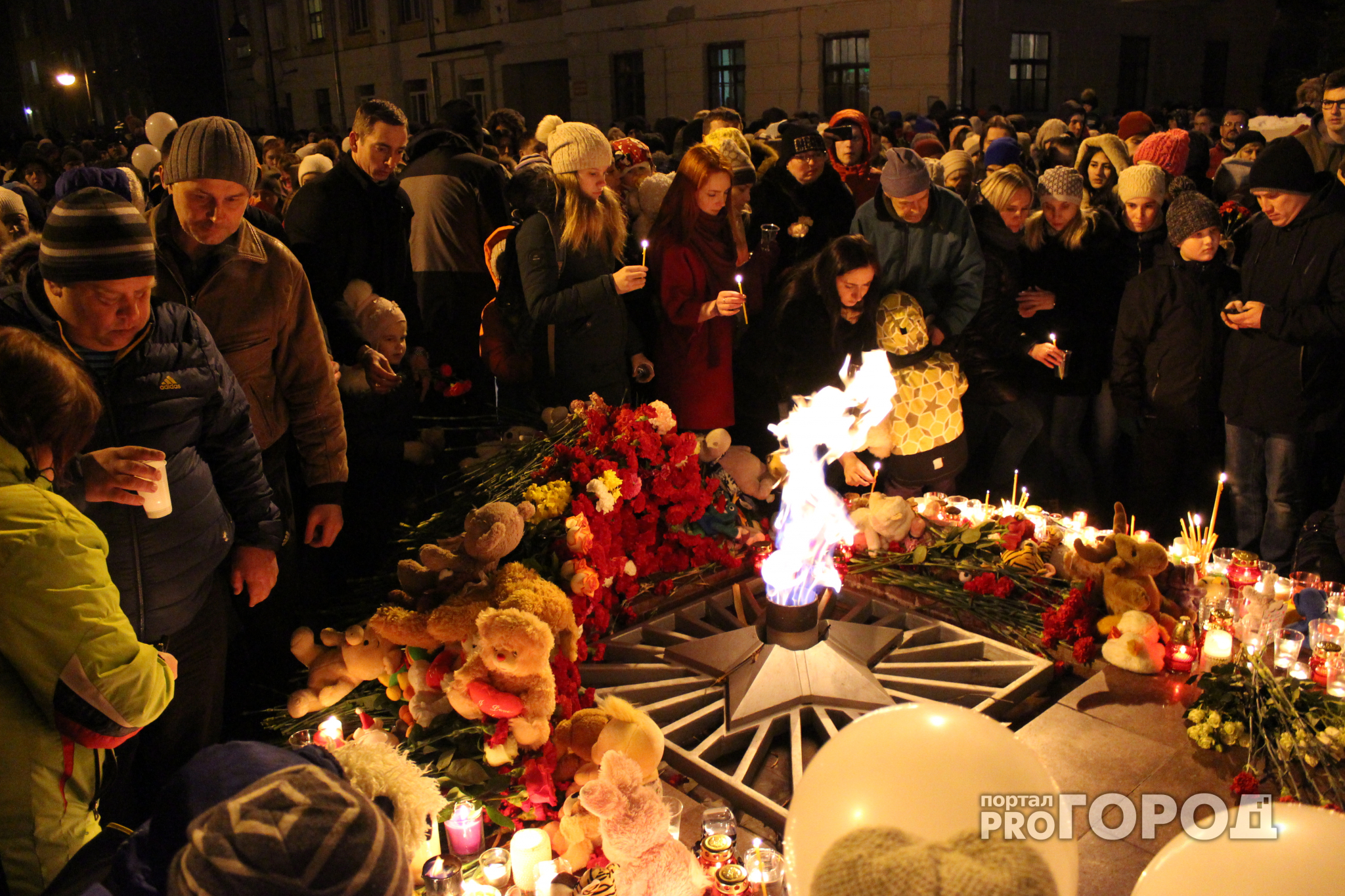 Сотни кировчан пришли к Вечному огню почтить память погибших в пожаре в Кемерове