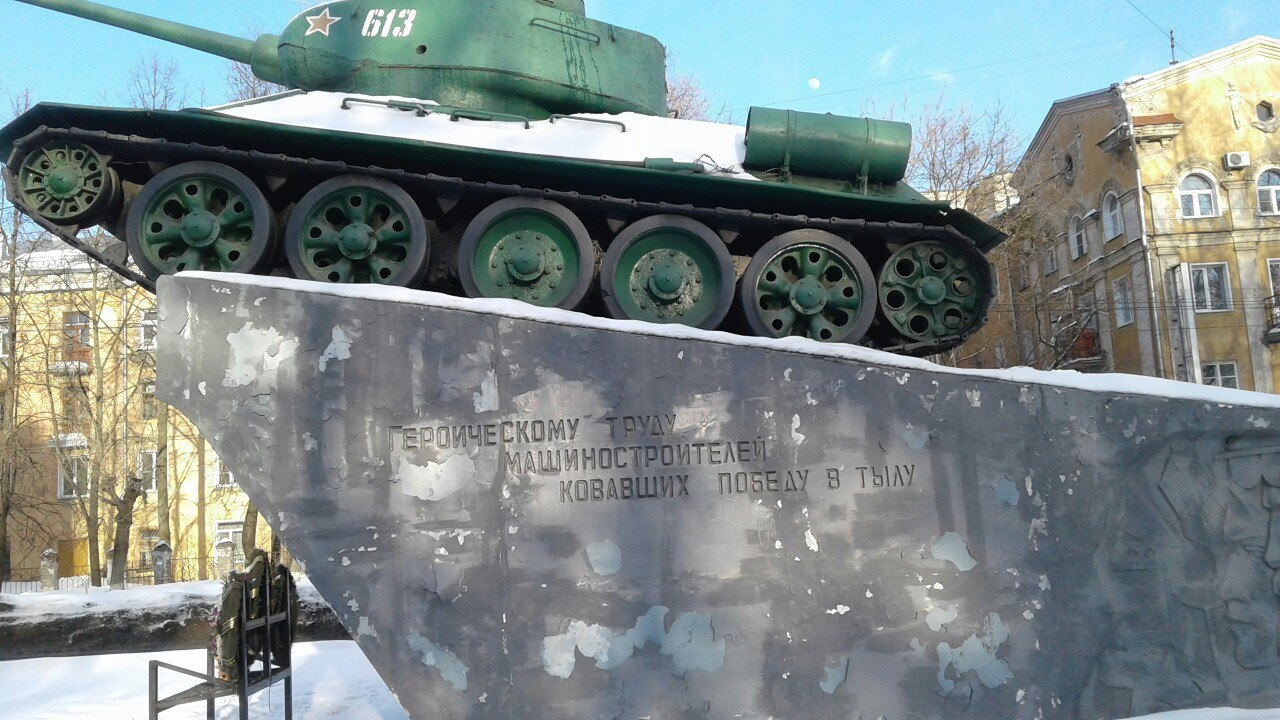 В Кирове сыпется краска с постамента танка на Октябрьском проспекте